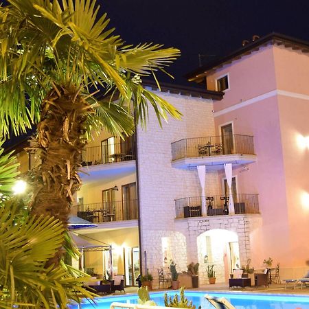 Residenza Le Due Torri Aparthotel Riva del Garda Exterior photo